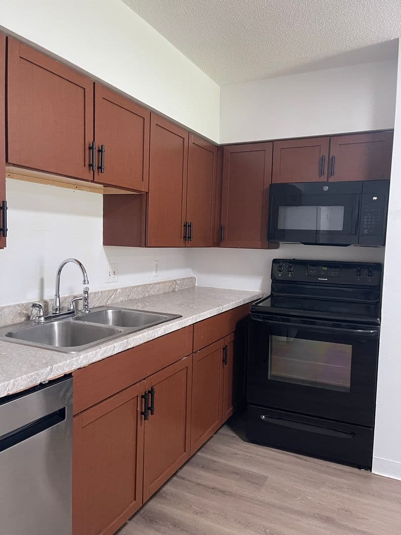 Des Moines Apartment: 6315 Hickman Rd, 6319 Hickman Rd
