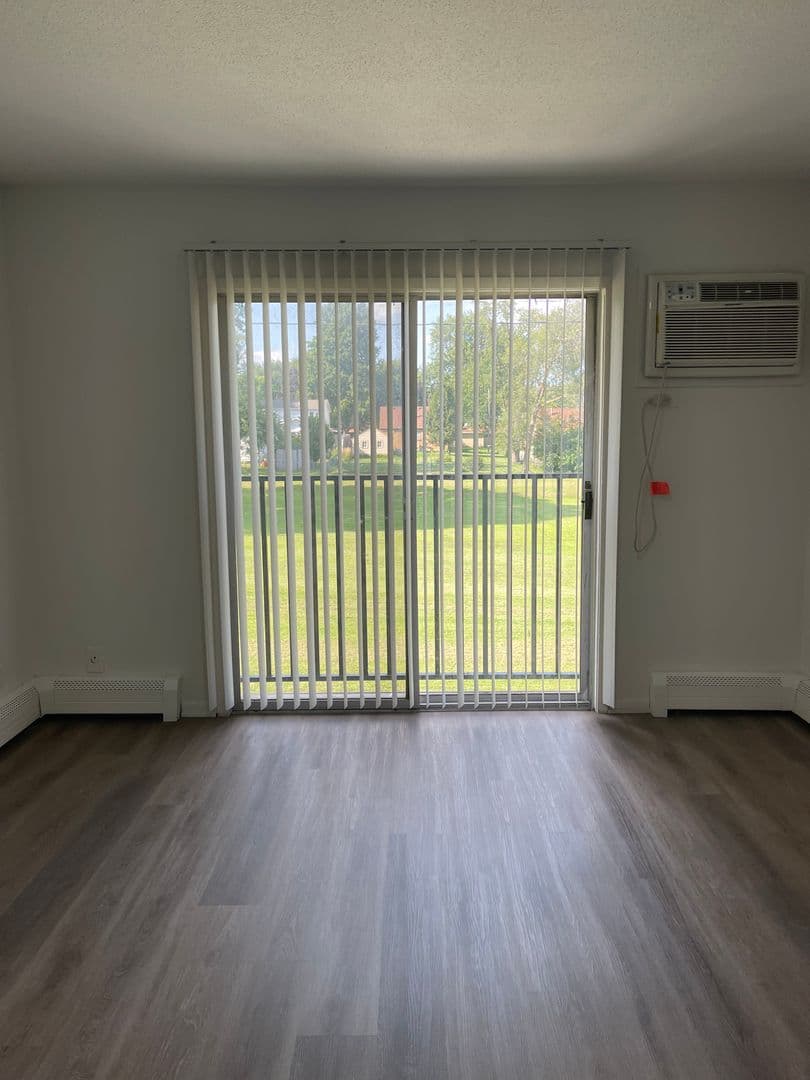 Des Moines Apartment: 6315 Hickman Rd, 6319 Hickman Rd