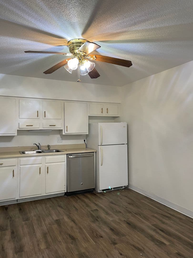 Des Moines Apartment: 6315 Hickman Rd, 6319 Hickman Rd
