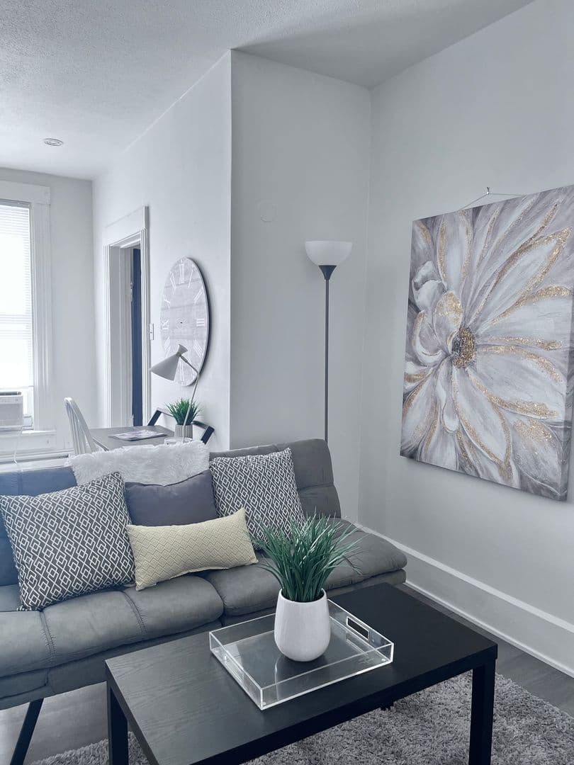 Des Moines Apartment: 1082 21st St