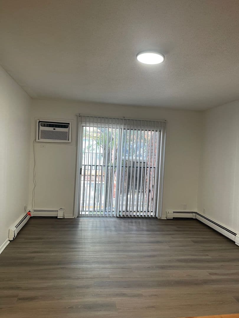 Des Moines Apartment: 6315 Hickman Rd, 6319 Hickman Rd