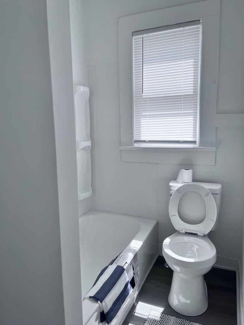Des Moines Apartment: 1082 21st St