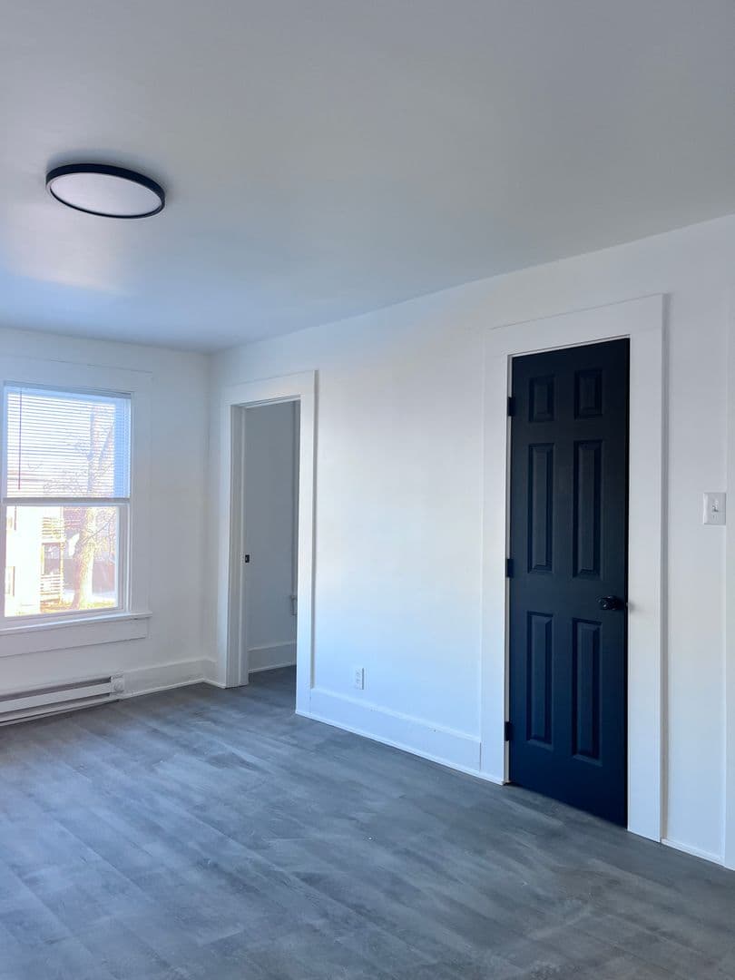 Des Moines Apartment: 1082 21st St