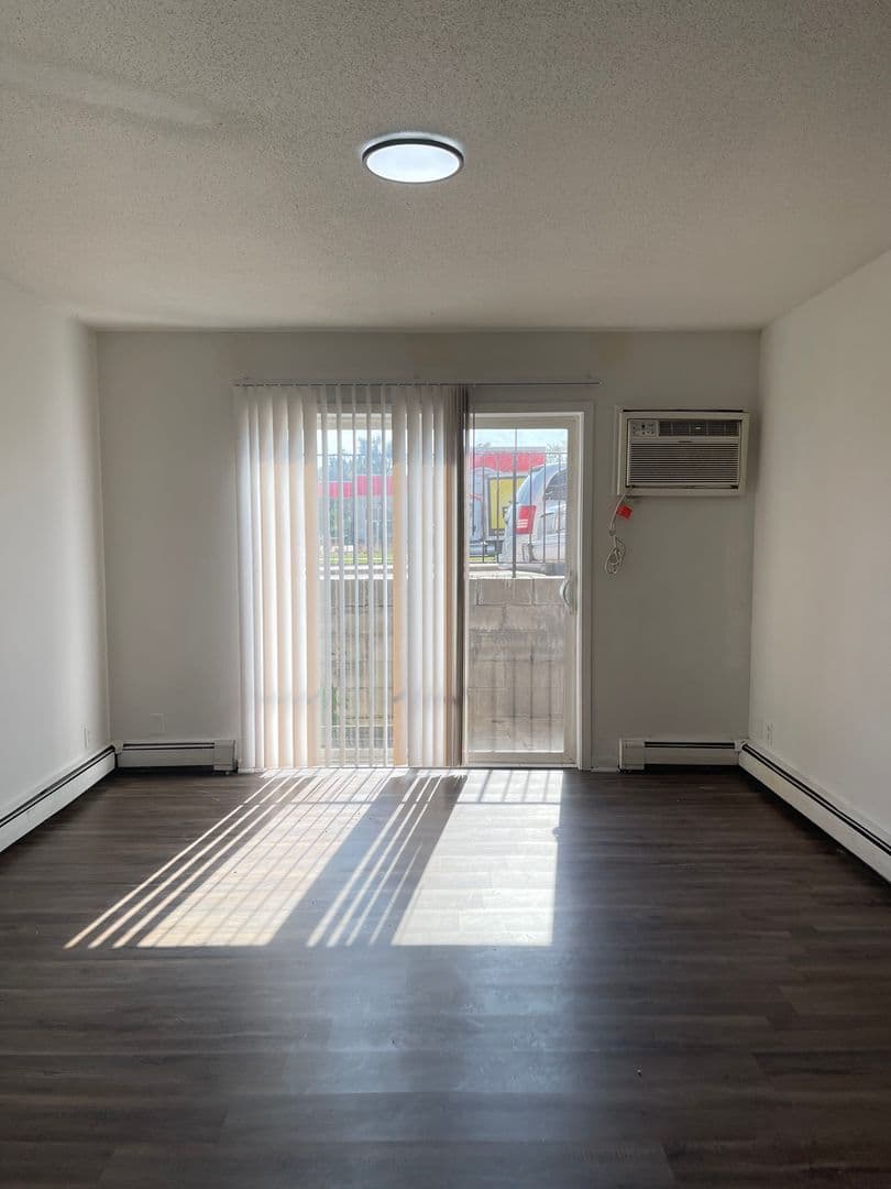 Des Moines Apartment: 6315 Hickman Rd, 6319 Hickman Rd