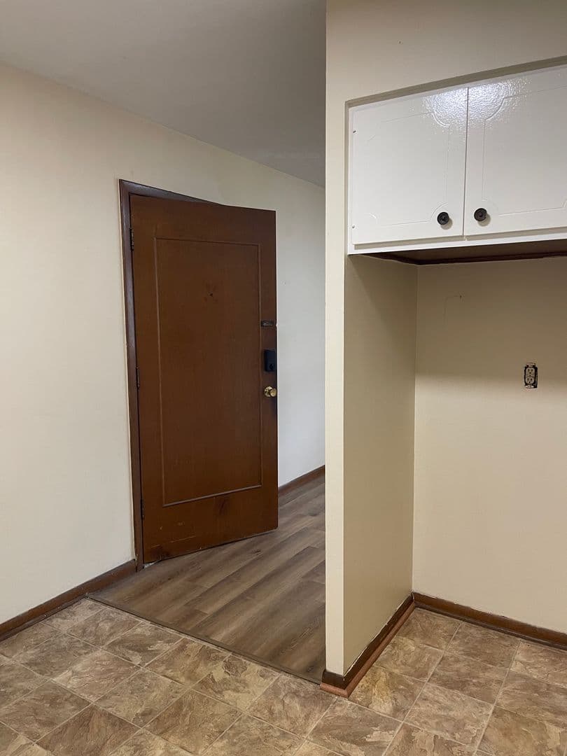 Des Moines Apartment: 1075 33rd St