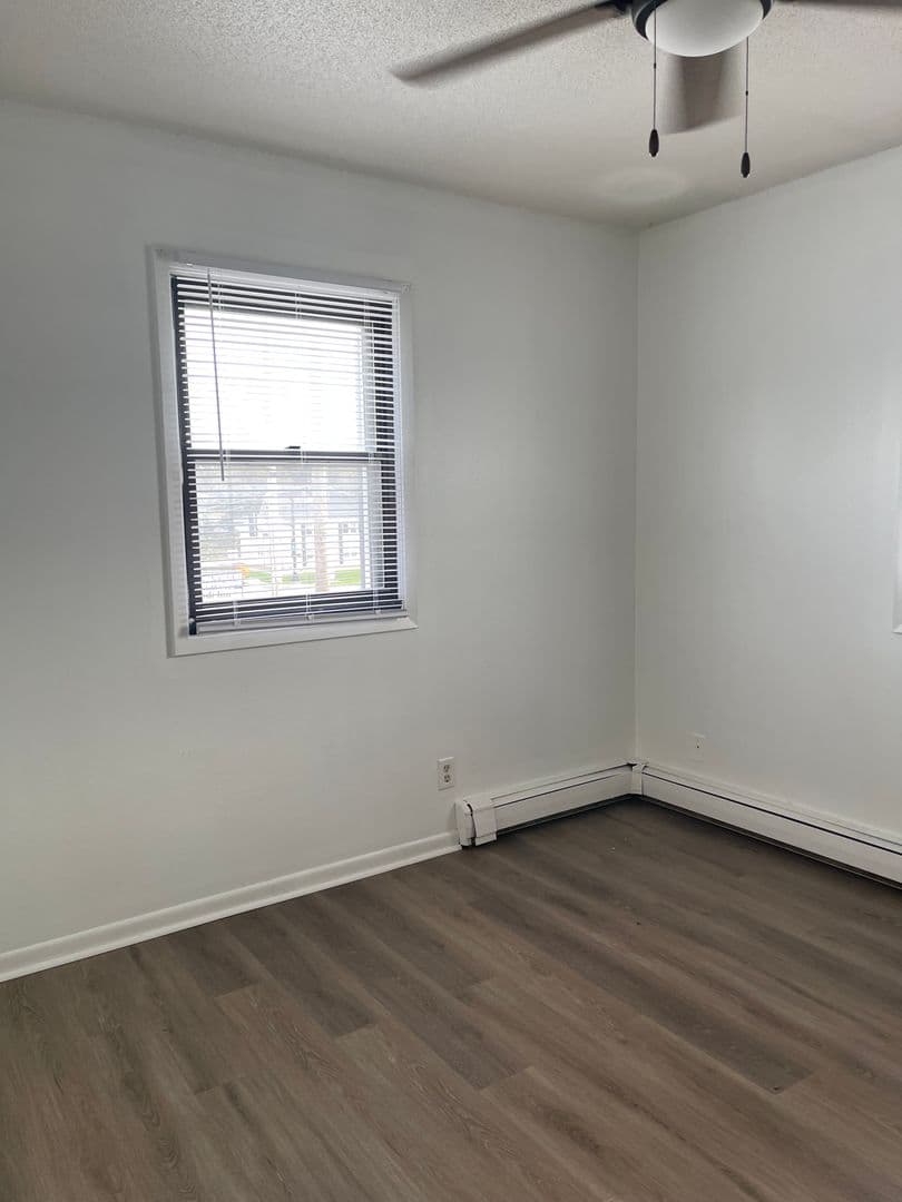 Des Moines Apartment: 6315 Hickman Rd, 6319 Hickman Rd
