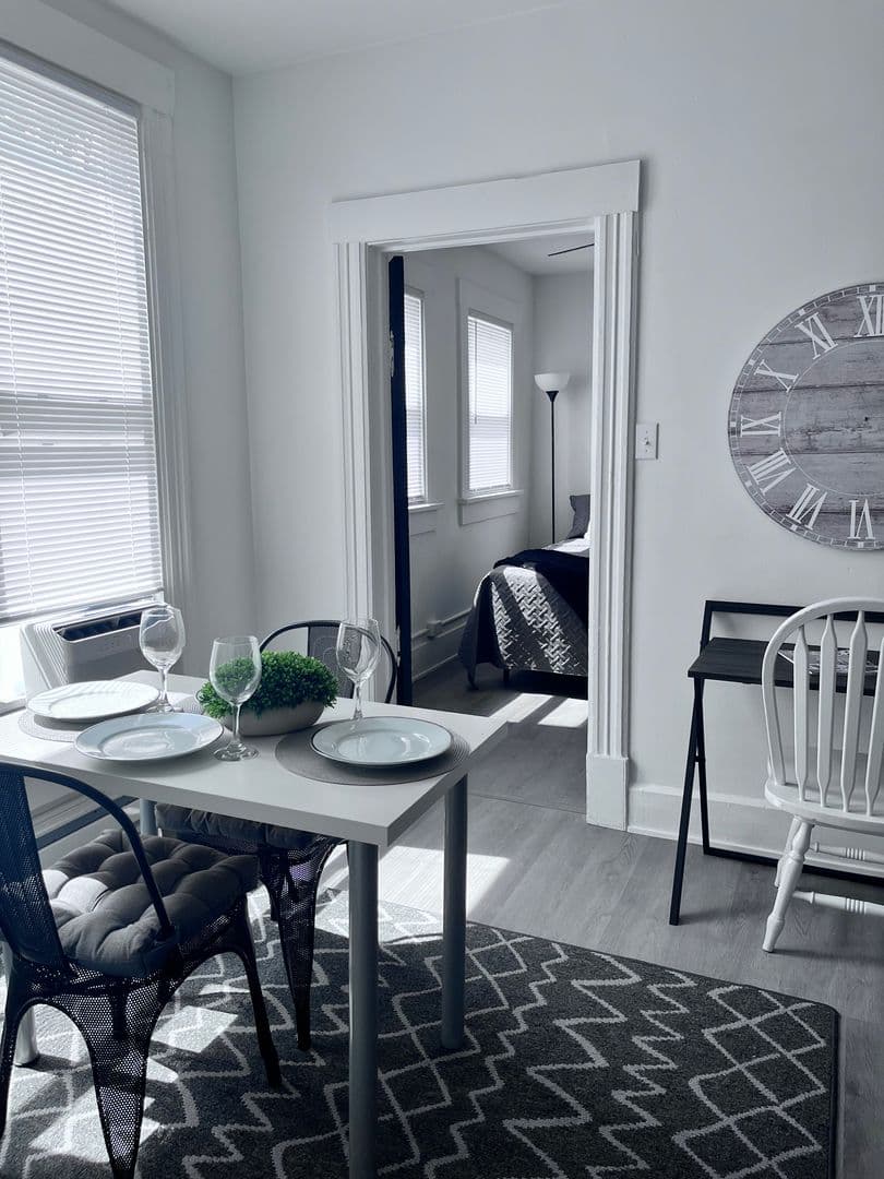 Des Moines Apartment: 1082 21st St