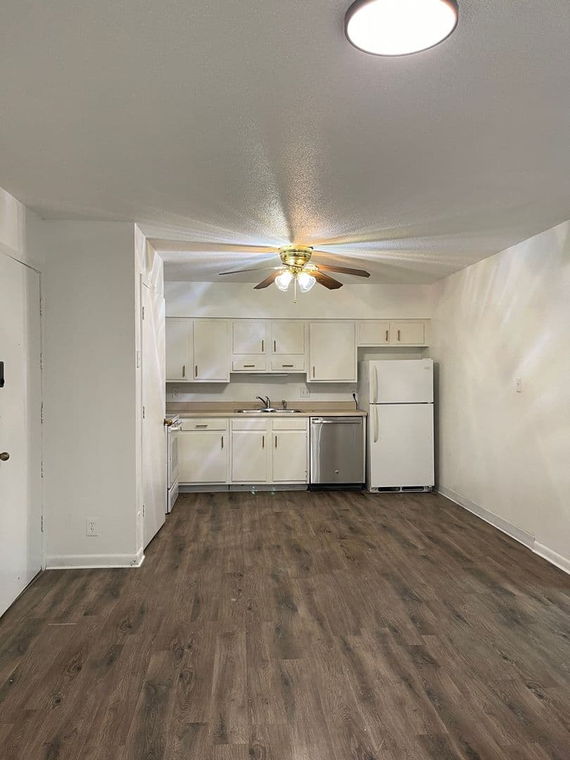 Des Moines Apartment: 6315 Hickman Rd, 6319 Hickman Rd