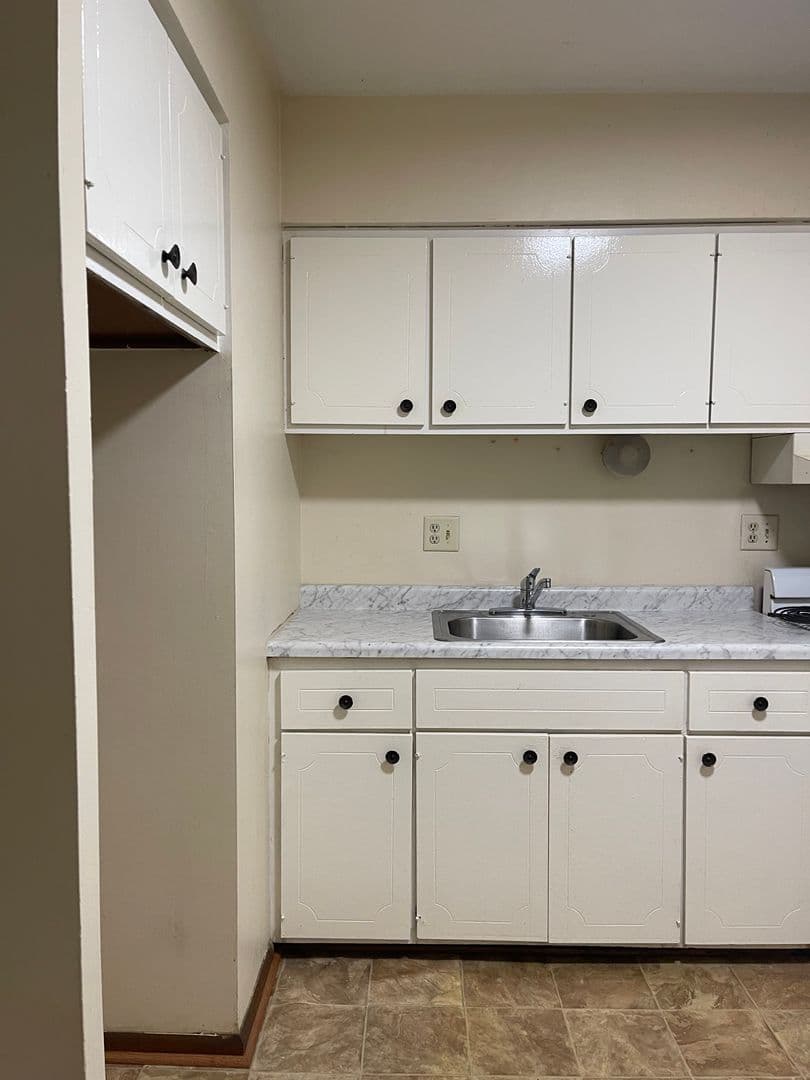 Des Moines Apartment: 1075 33rd St