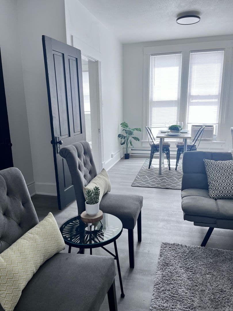 Des Moines Apartment: 1082 21st St
