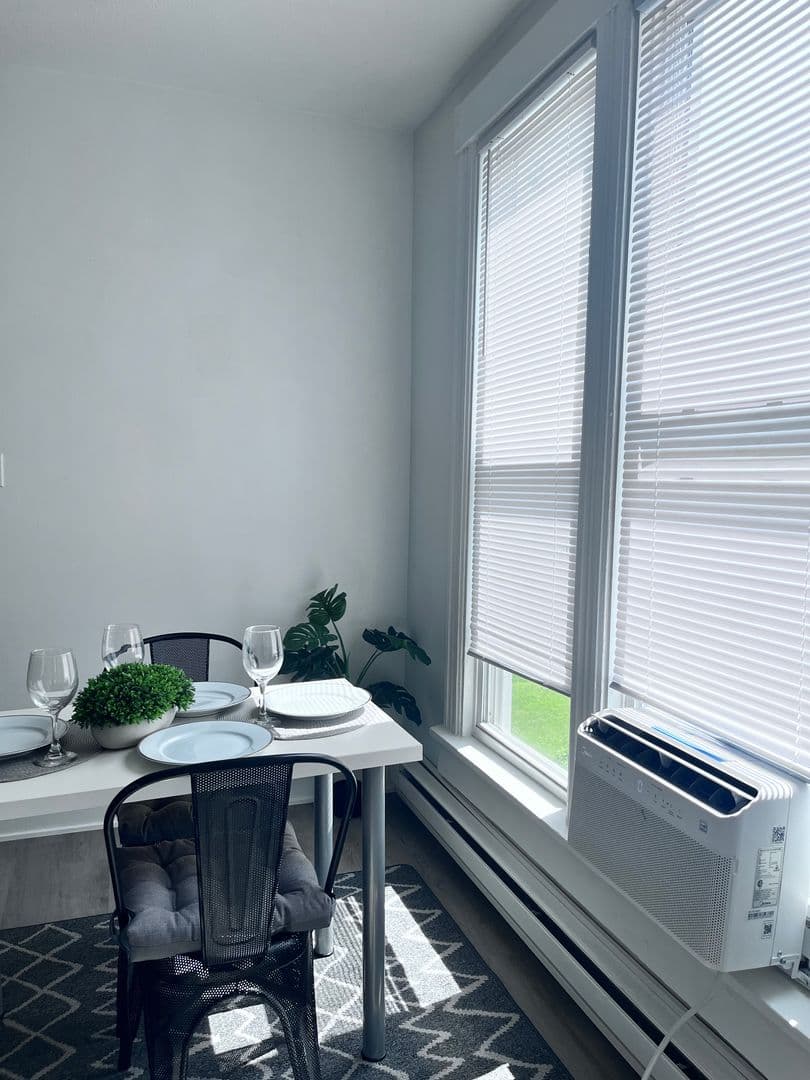 Des Moines Apartment: 1082 21st St