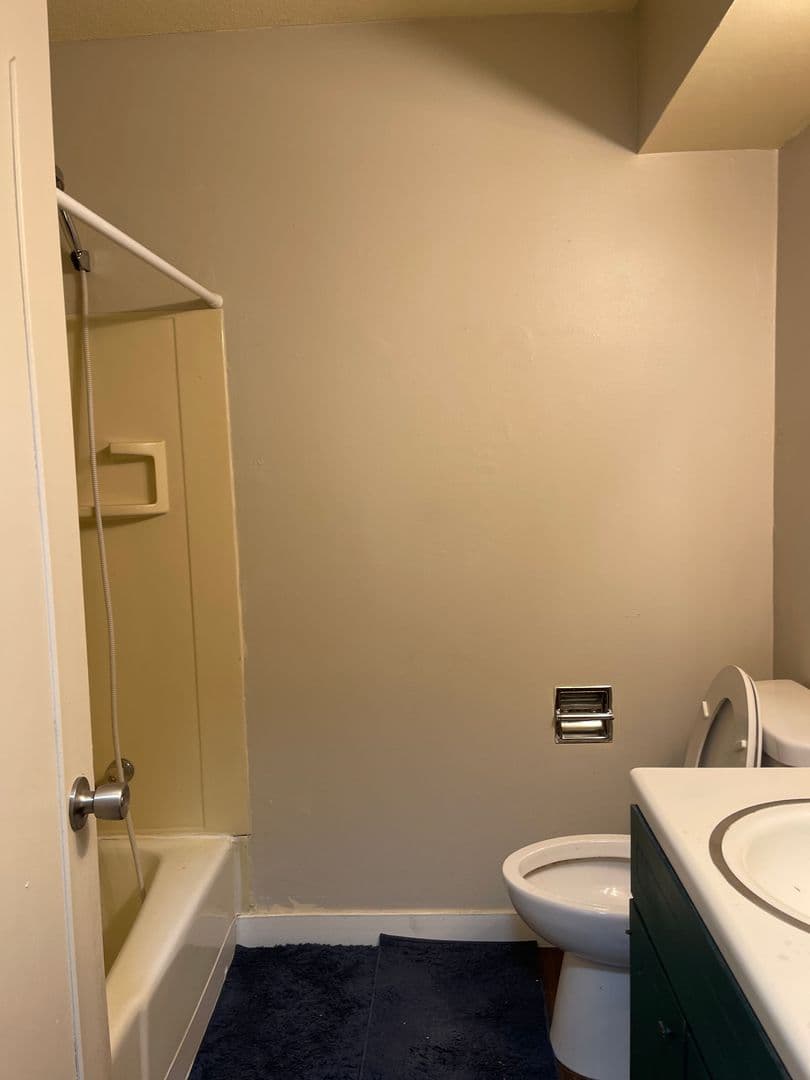 Des Moines Apartment: 1075 33rd St