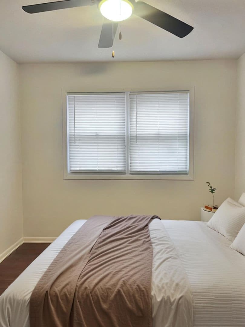 Des Moines Apartment: 6315 Hickman Rd, 6319 Hickman Rd