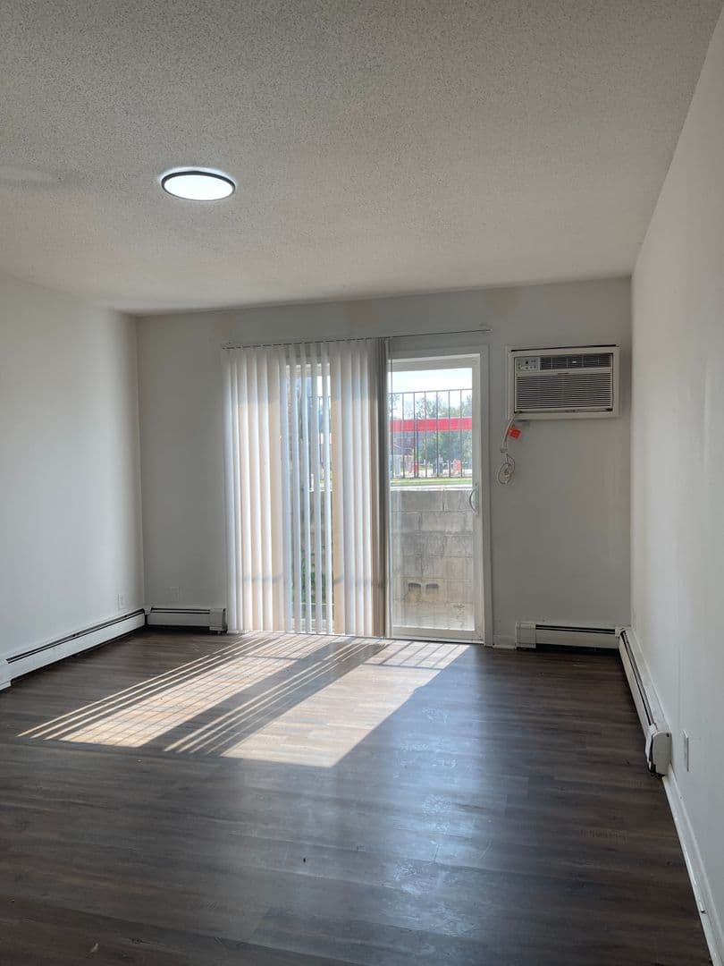 Des Moines Apartment: 6315 Hickman Rd, 6319 Hickman Rd