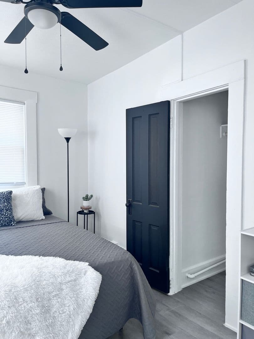Des Moines Apartment: 1082 21st St