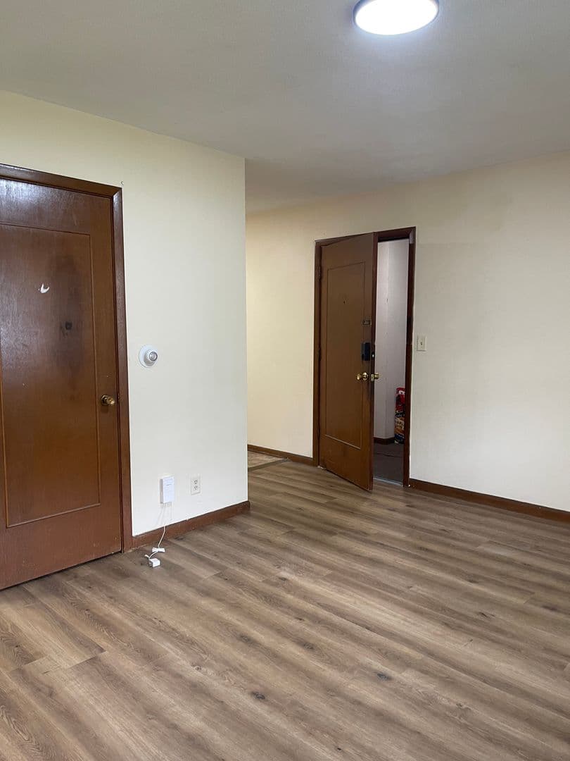 Des Moines Apartment: 1075 33rd St