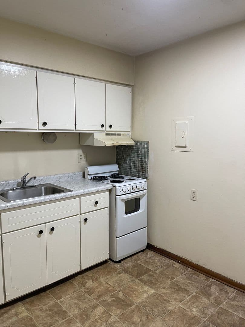 Des Moines Apartment: 1075 33rd St