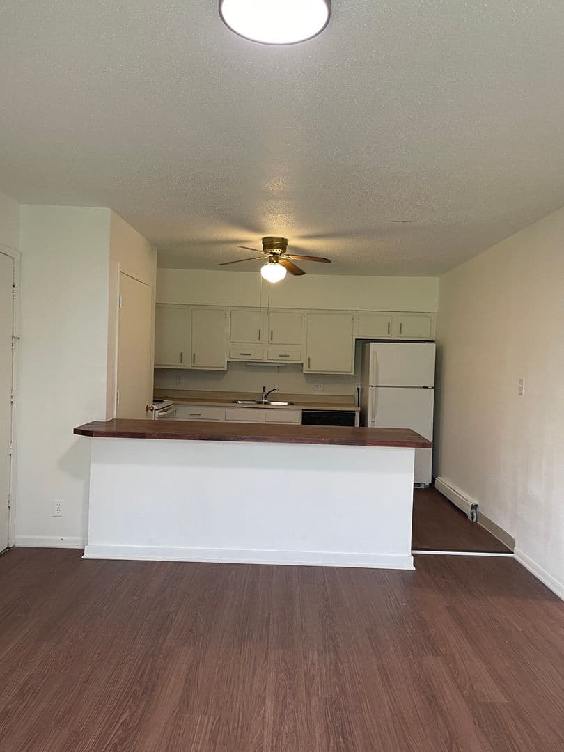 Des Moines Apartment: 6315 Hickman Rd, 6319 Hickman Rd