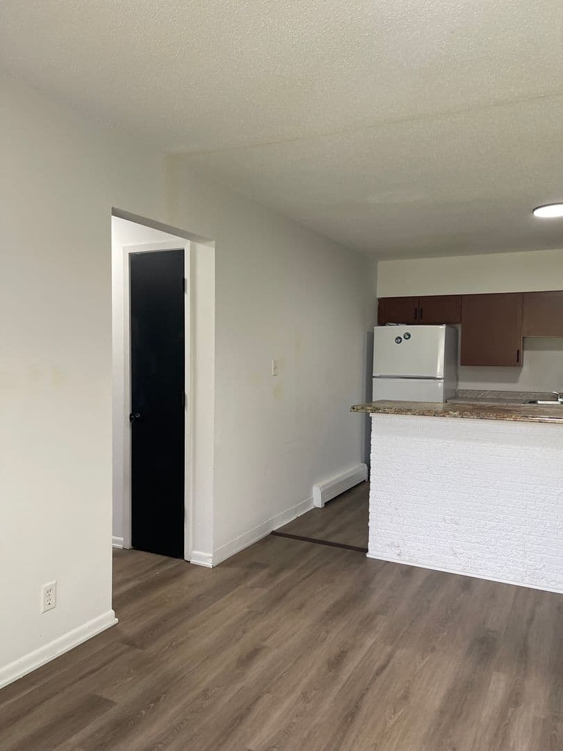 Des Moines Apartment: 6315 Hickman Rd, 6319 Hickman Rd