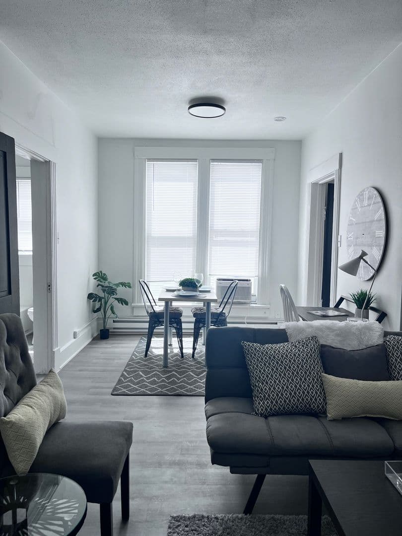 Des Moines Apartment: 1082 21st St
