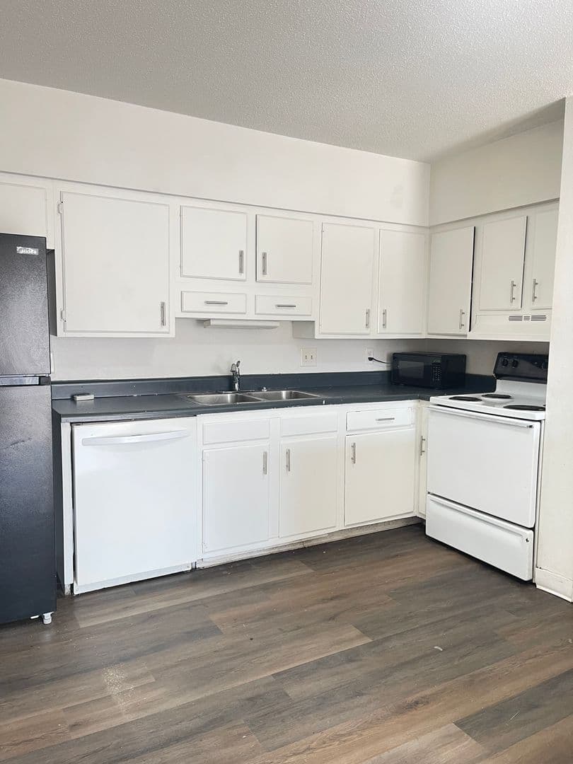 Des Moines Apartment: 6315 Hickman Rd, 6319 Hickman Rd