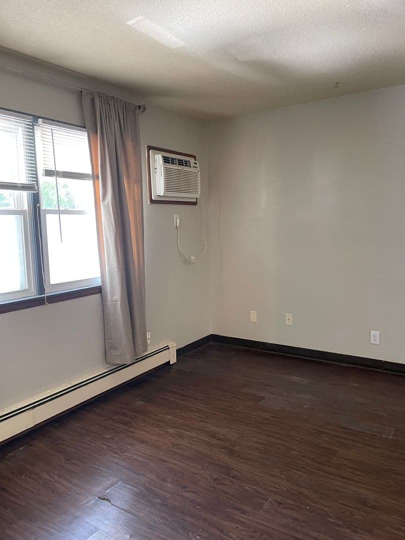 Des Moines Apartment: 1075 33rd St