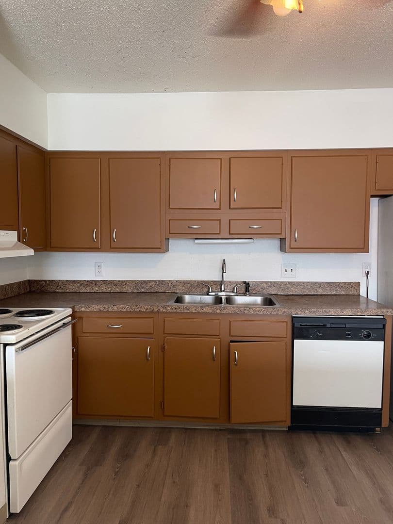 Des Moines Apartment: 6315 Hickman Rd, 6319 Hickman Rd