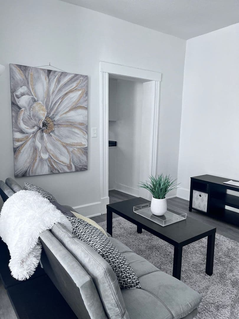 Des Moines Apartment: 1082 21st St