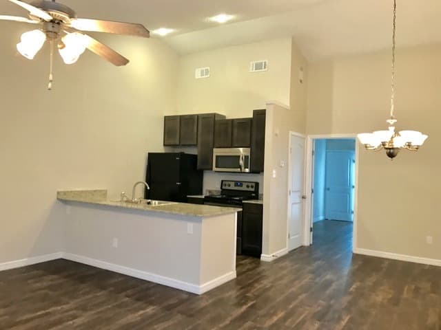 Monroe Apartment: Jennifer Lane