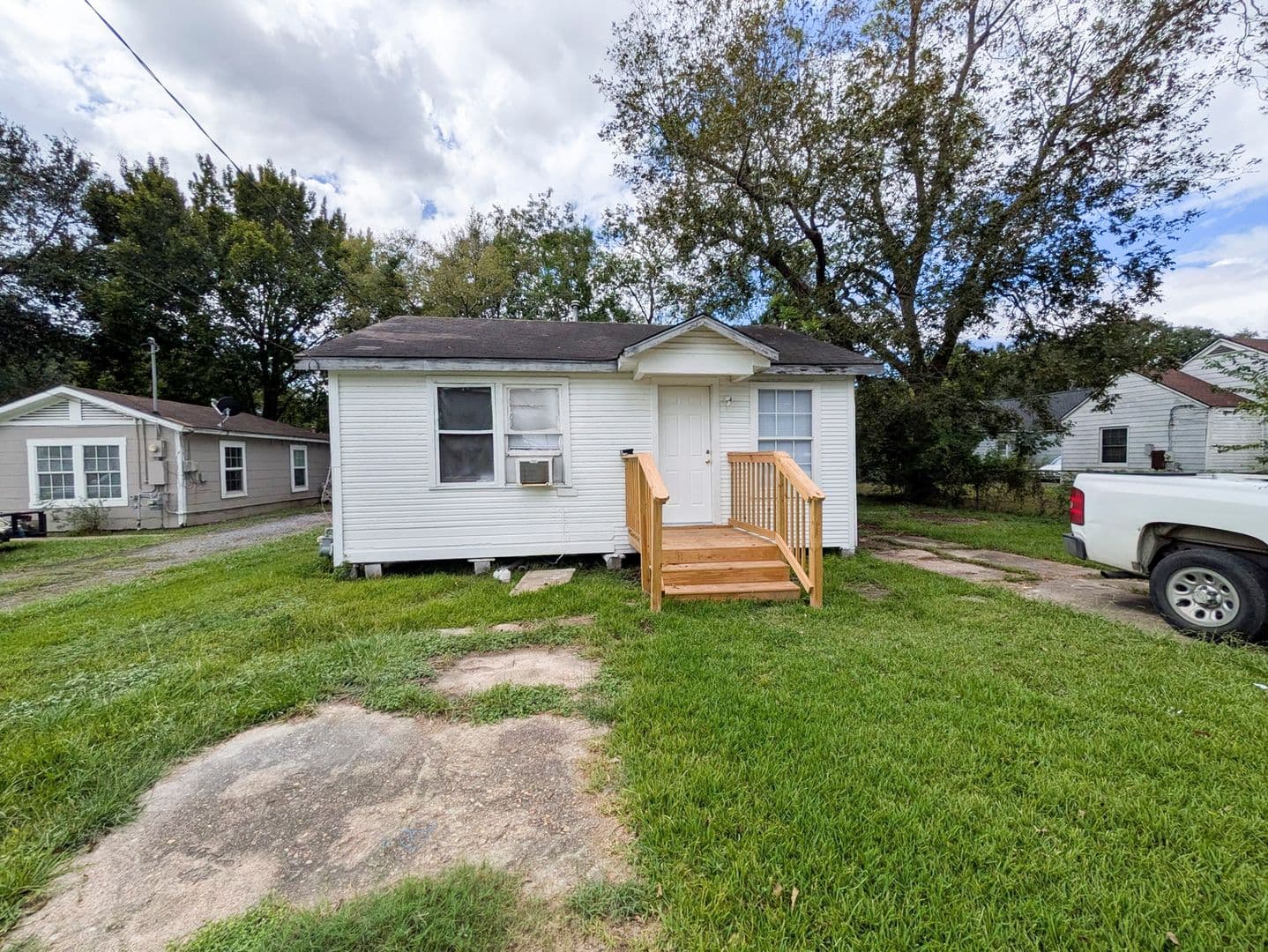 Beaumont House: 4770 Kenneth St