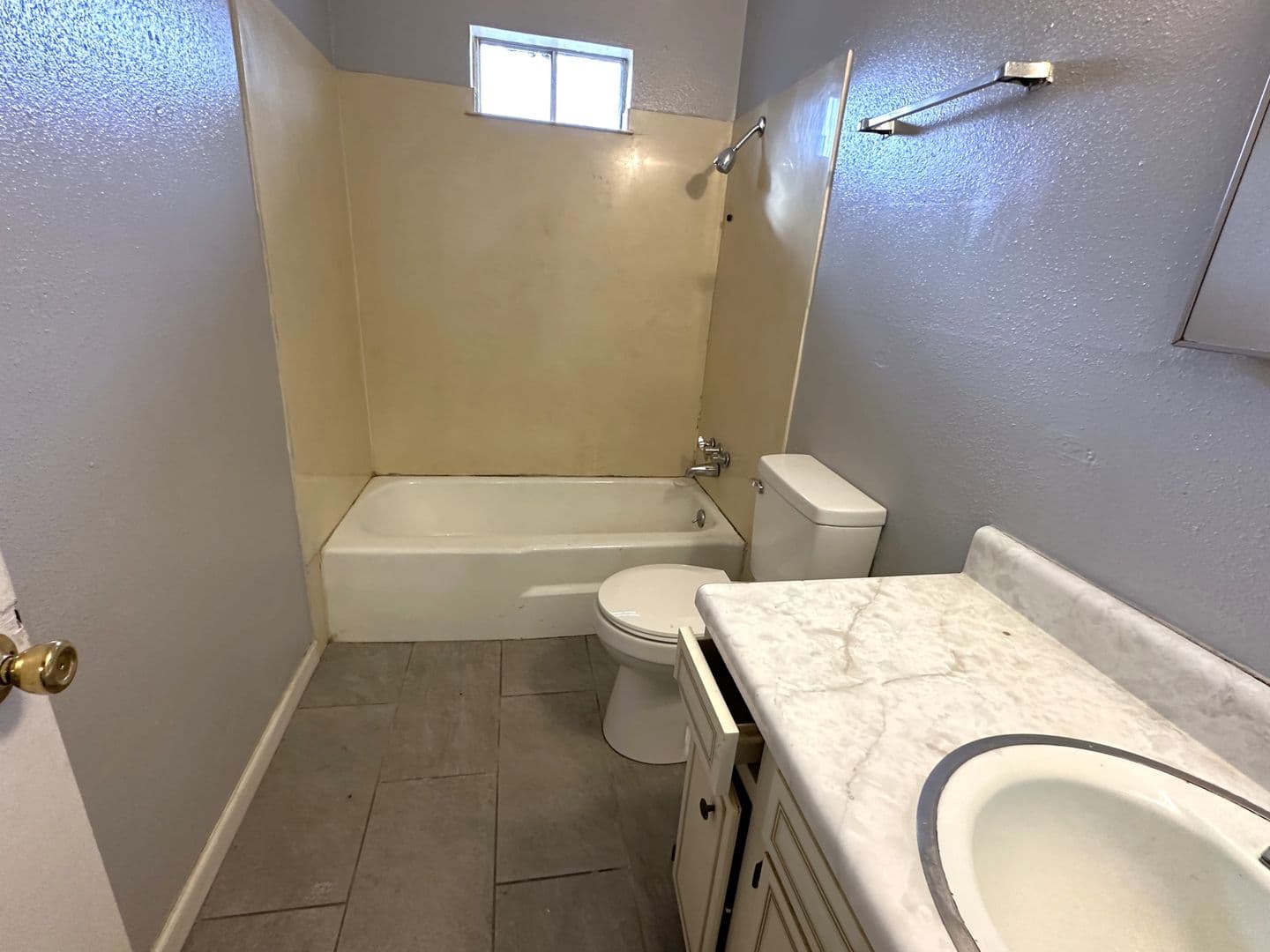 Beaumont Apartment: 690 Adams St