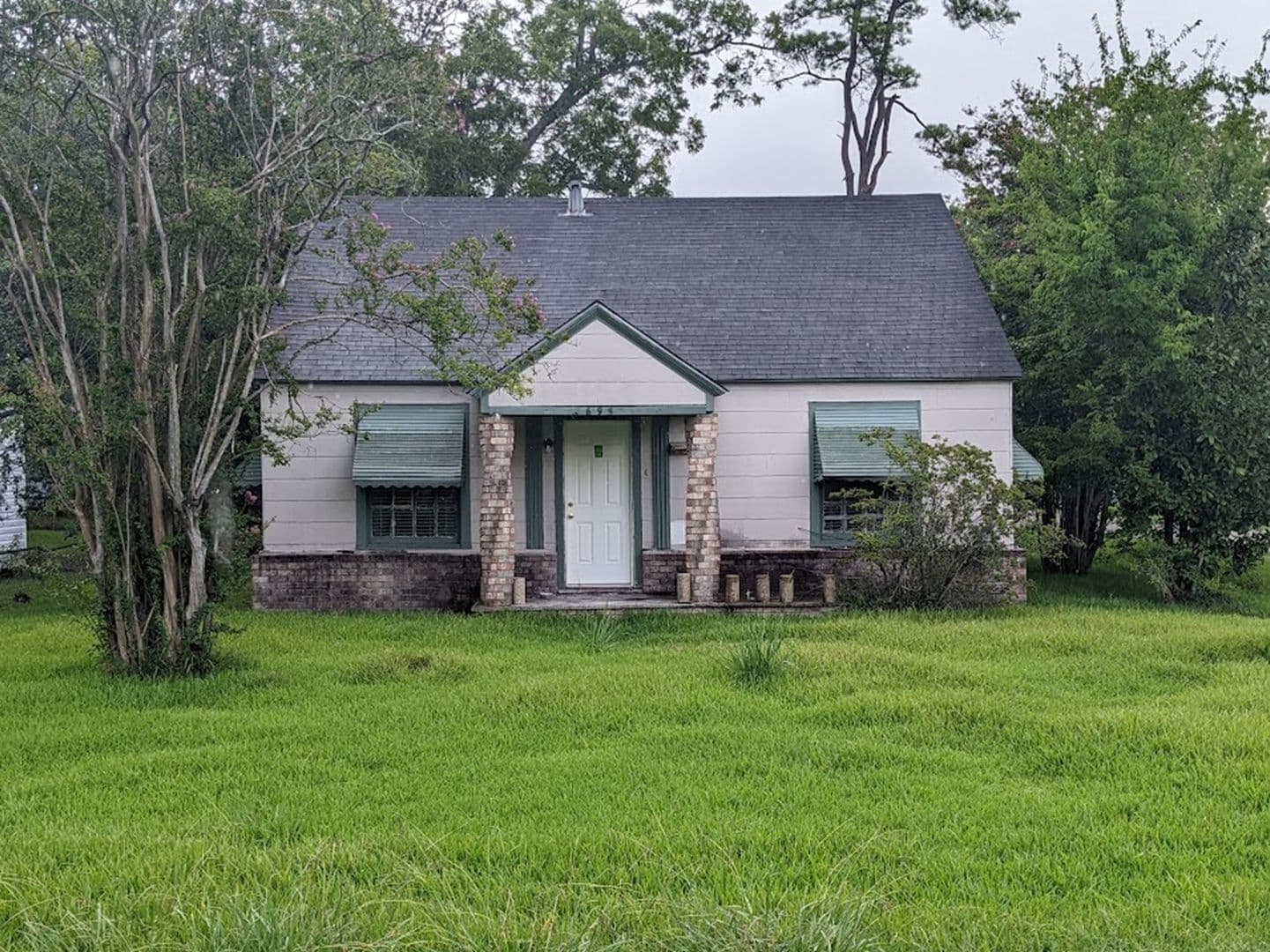 Beaumont House: 2695 Goliad St
