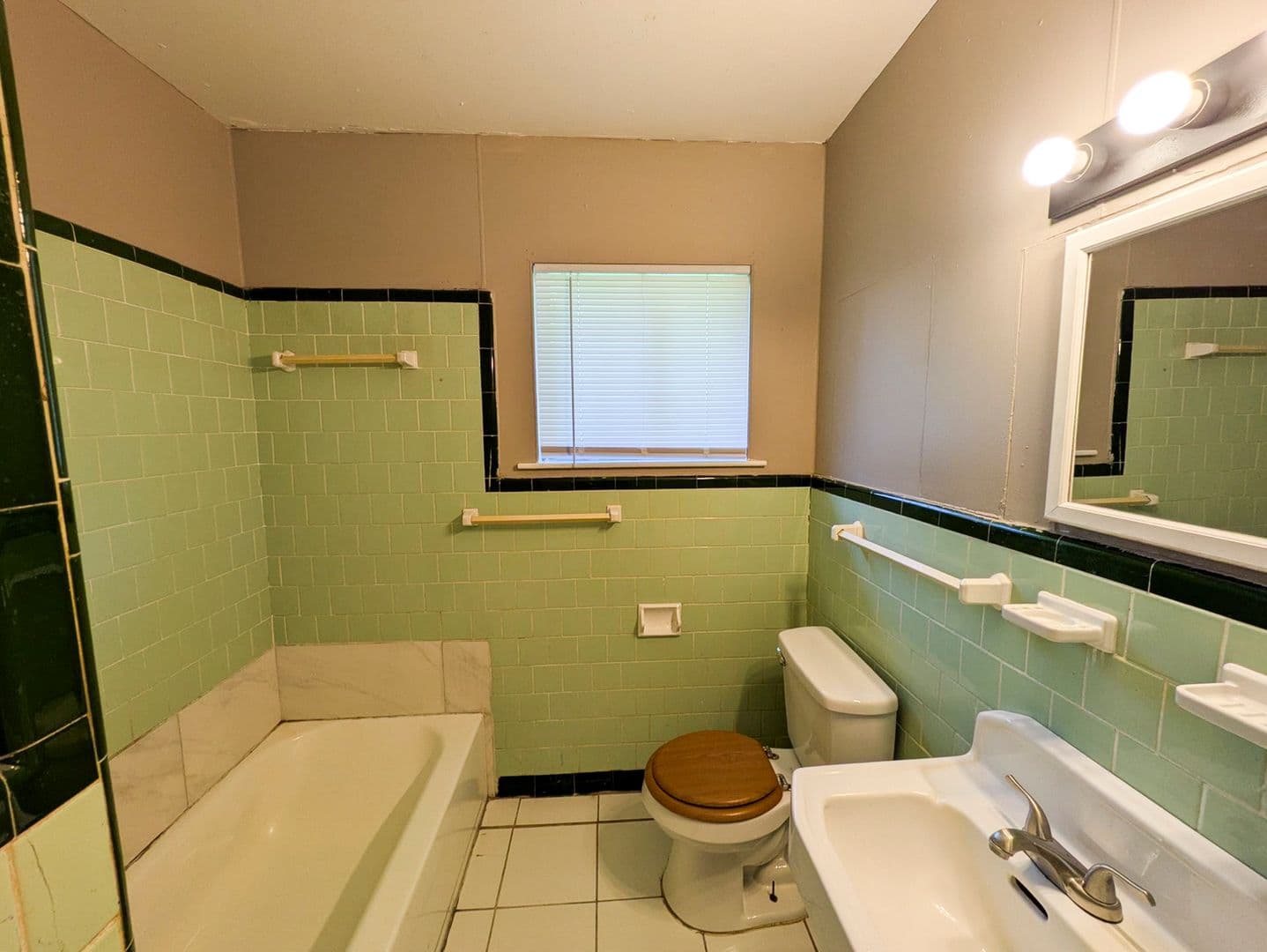Groves House: 3265 East St.