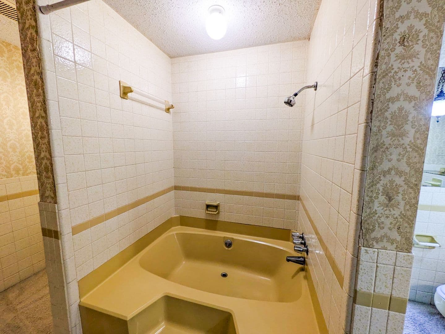 Groves Apartment: 6161 To 6177 Coolidge