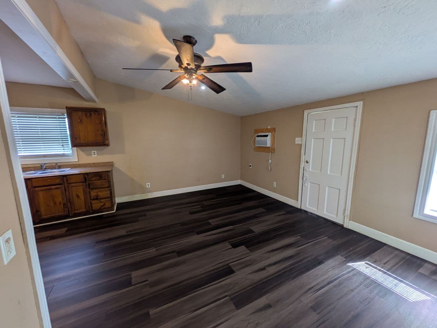 Beaumont House: 2695 Goliad St