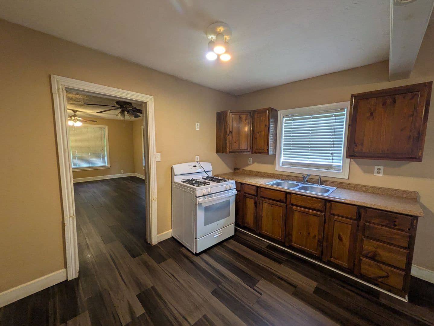 Beaumont House: 2695 Goliad St