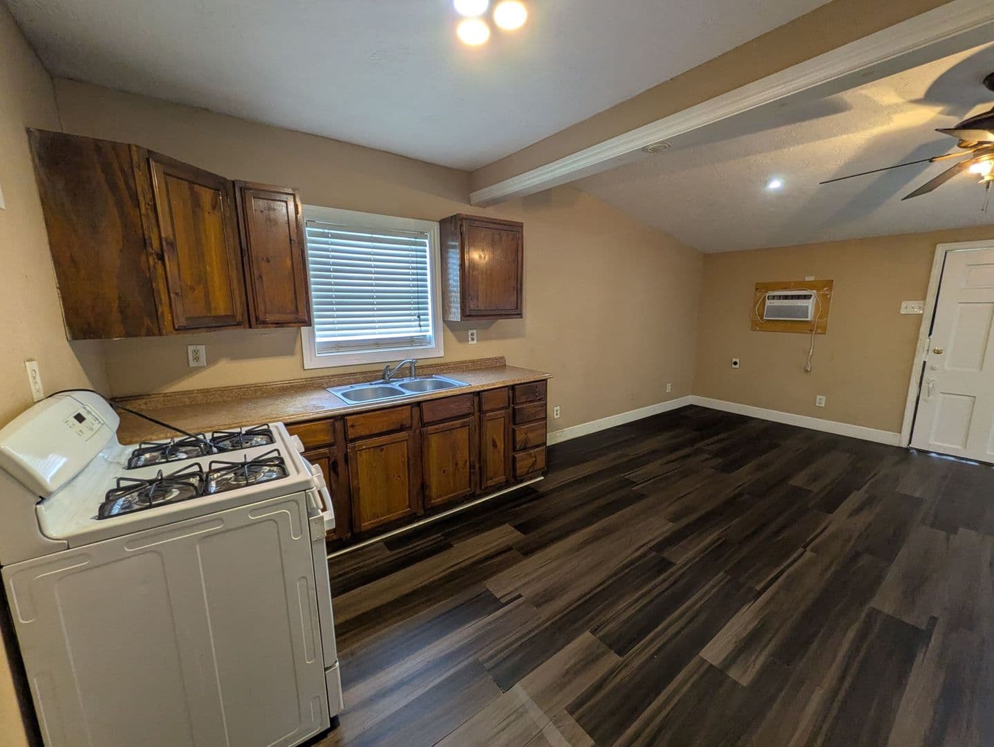 Beaumont House: 2695 Goliad St