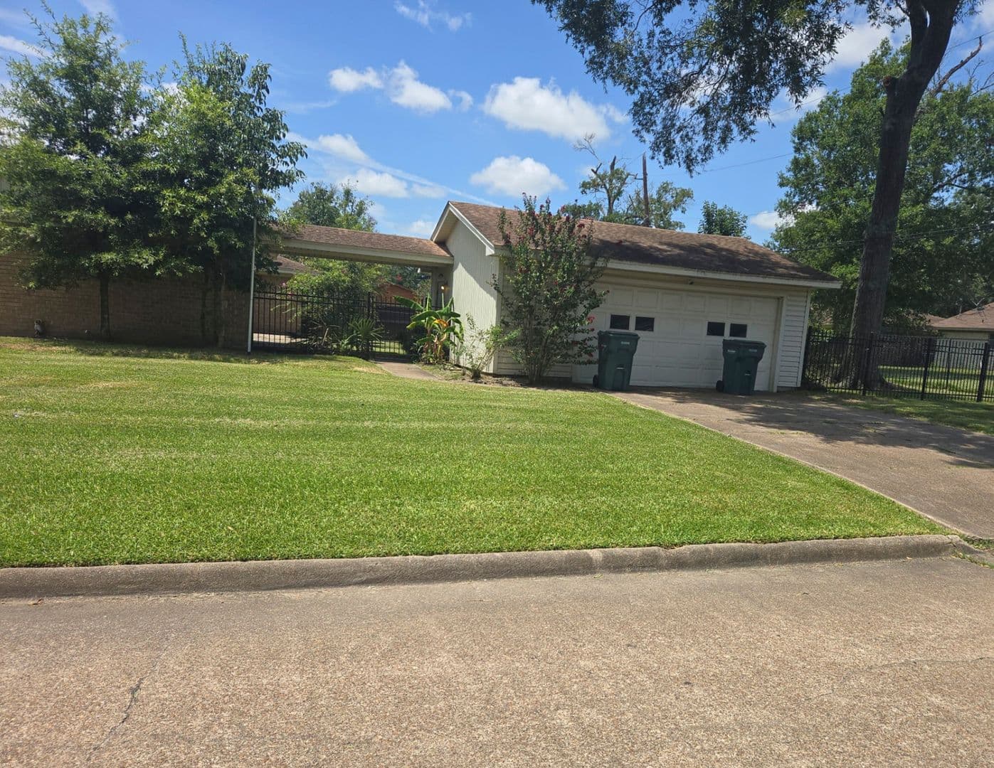 Beaumont House: 6510 Daisy Drive