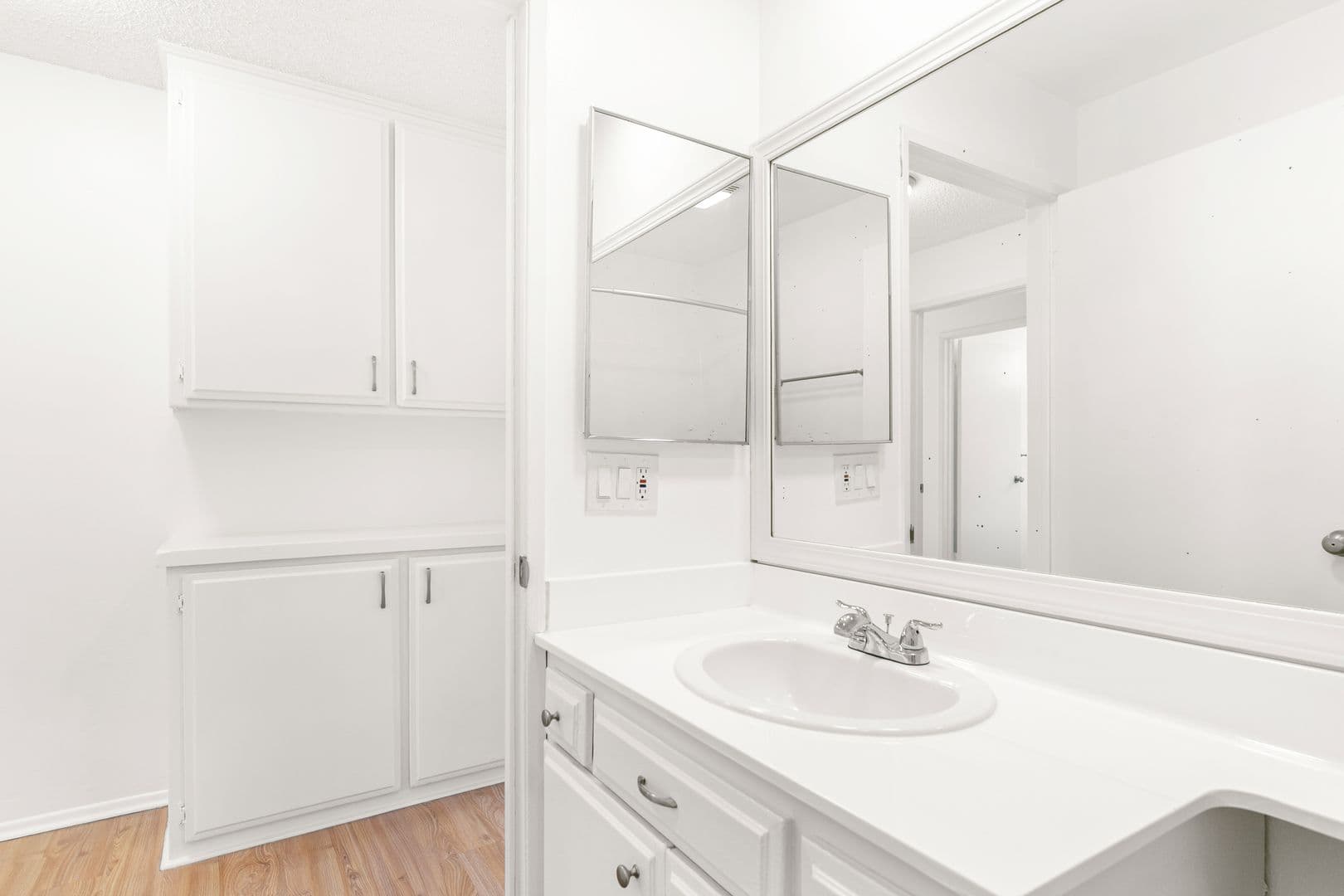 Los Angeles Apartment: 3744 Delmas Terrace