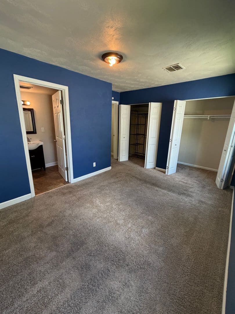 Norfolk House: 2312 Saint Denis Avenue