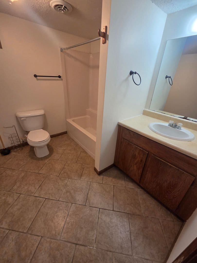 Junction City Apartment: 1118 N Adams St