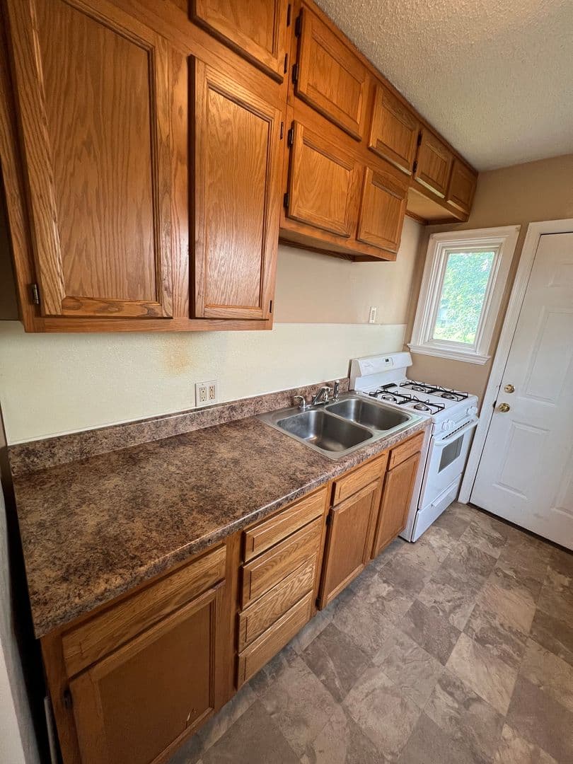 Junction City Apartment: 115 W Spruce