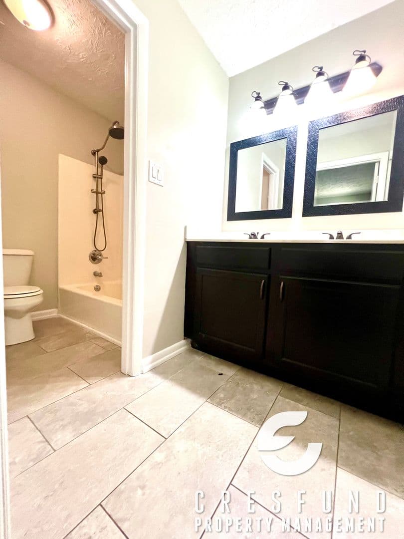 Fayetteville House: 5233