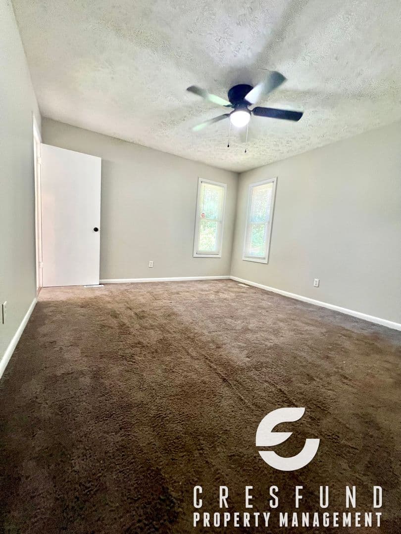 Fayetteville House: 5233
