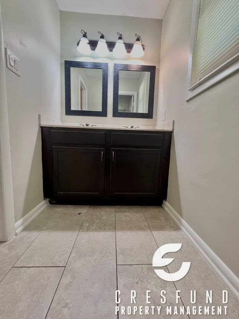Fayetteville House: 5233