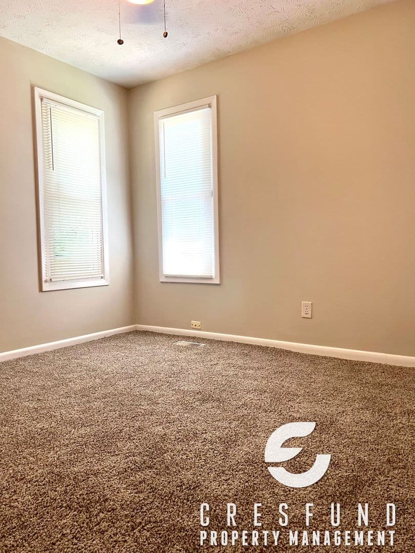 Fayetteville House: 5233