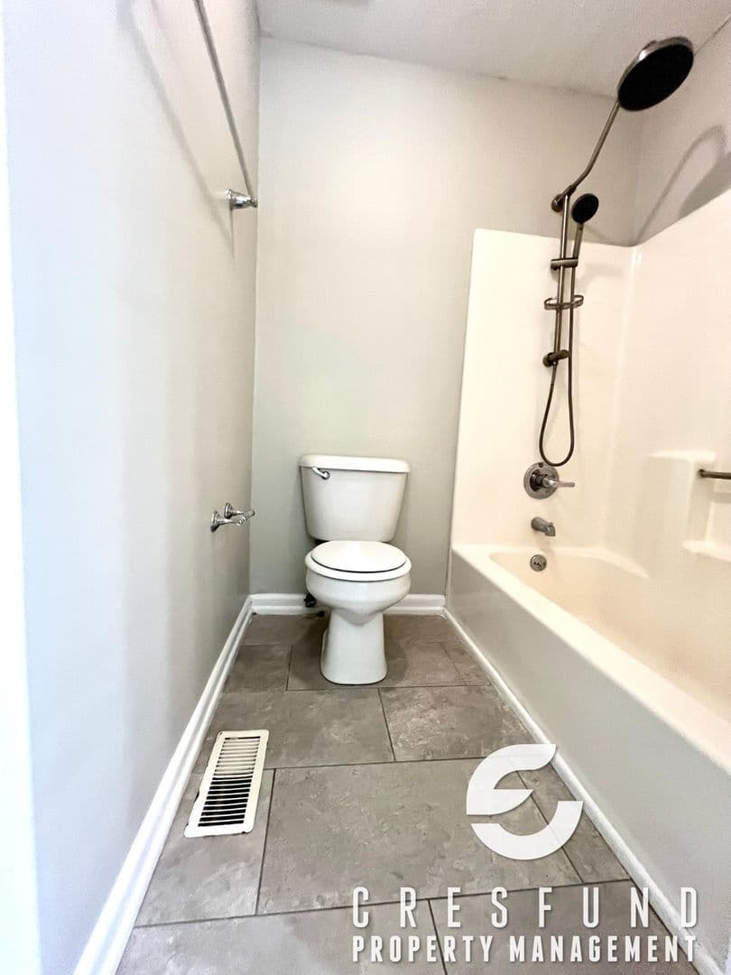 Fayetteville House: 5233
