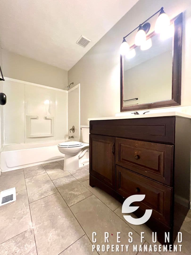 Fayetteville House: 5233