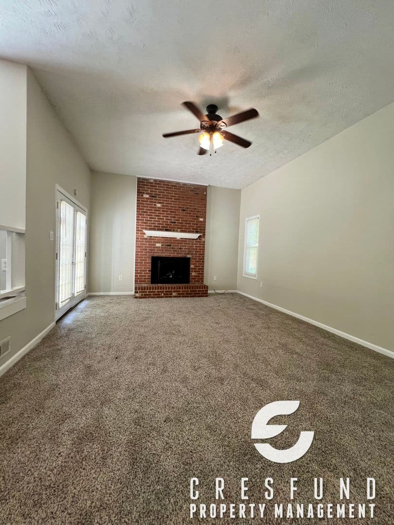 Fayetteville House: 5233