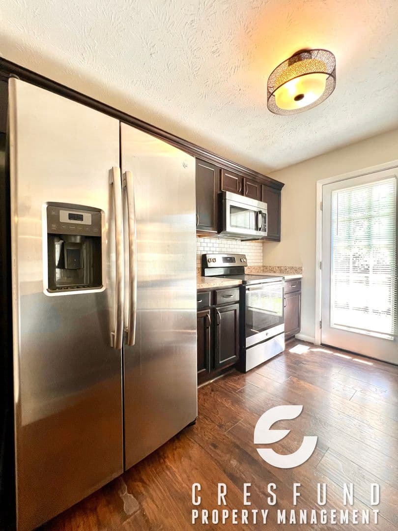 Fayetteville House: 5233